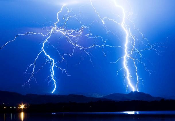 25 Alarming Pictures Of Lightning Strikes That Are Strikingly Beautiful