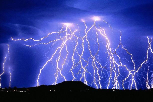 25 Alarming Pictures Of Lightning Strikes That Are Strikingly Beautiful