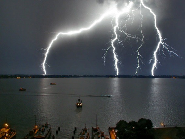 25 Alarming Pictures Of Lightning Strikes That Are Strikingly Beautiful