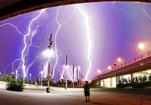 25 Alarming Pictures Of Lightning Strikes That Are Strikingly Beautiful