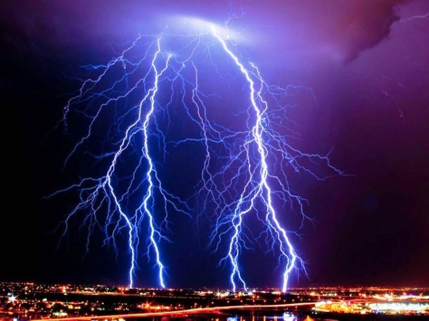 25 Alarming Pictures Of Lightning Strikes That Are Strikingly Beautiful