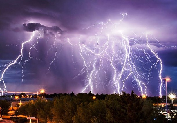 25 Alarming Pictures Of Lightning Strikes That Are Strikingly Beautiful