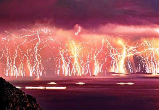 25 Alarming Pictures Of Lightning Strikes That Are Strikingly Beautiful