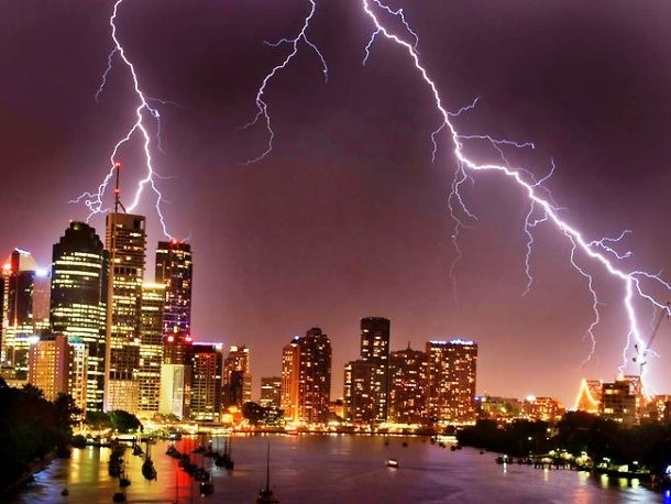 25 Alarming Pictures Of Lightning Strikes That Are Strikingly Beautiful