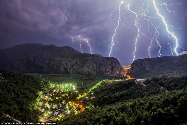 25 Alarming Pictures Of Lightning Strikes That Are Strikingly Beautiful