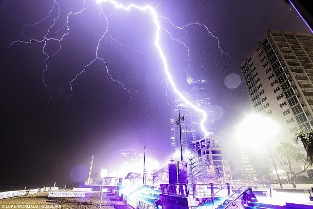 25 Alarming Pictures Of Lightning Strikes That Are Strikingly Beautiful