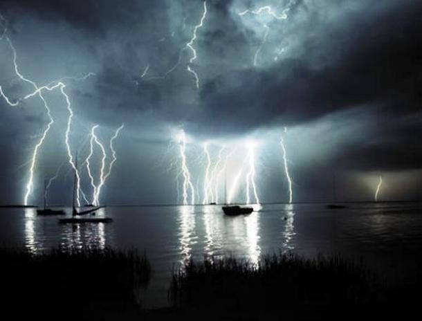 25 Alarming Pictures Of Lightning Strikes That Are Strikingly Beautiful