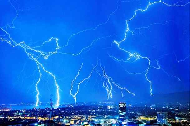 25 Alarming Pictures Of Lightning Strikes That Are Strikingly Beautiful