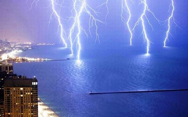 25 Alarming Pictures Of Lightning Strikes That Are Strikingly Beautiful