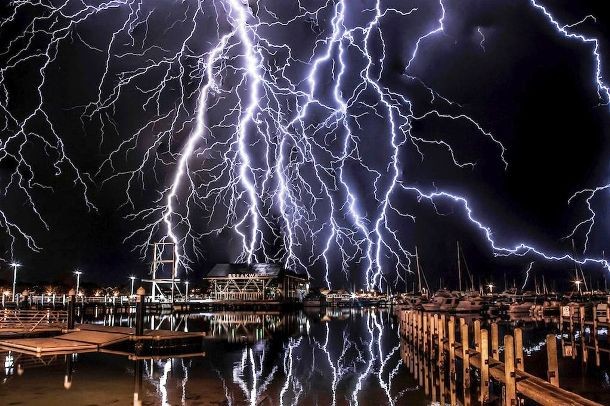 25 Alarming Pictures Of Lightning Strikes That Are Strikingly Beautiful