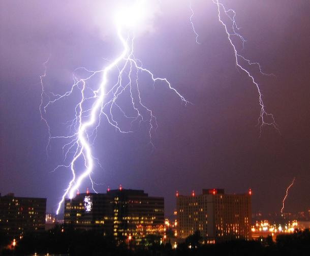 25 Alarming Pictures Of Lightning Strikes That Are Strikingly Beautiful