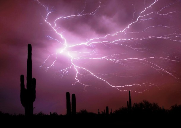 25 Alarming Pictures Of Lightning Strikes That Are Strikingly Beautiful