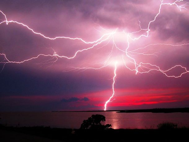 25 Alarming Pictures Of Lightning Strikes That Are Strikingly Beautiful