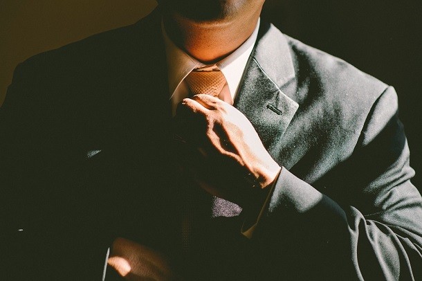 We’re not talking about a full shave here. Rather, if someone adjusts their hair or straightens out their tie, it may be a sign you’re not getting the real story.