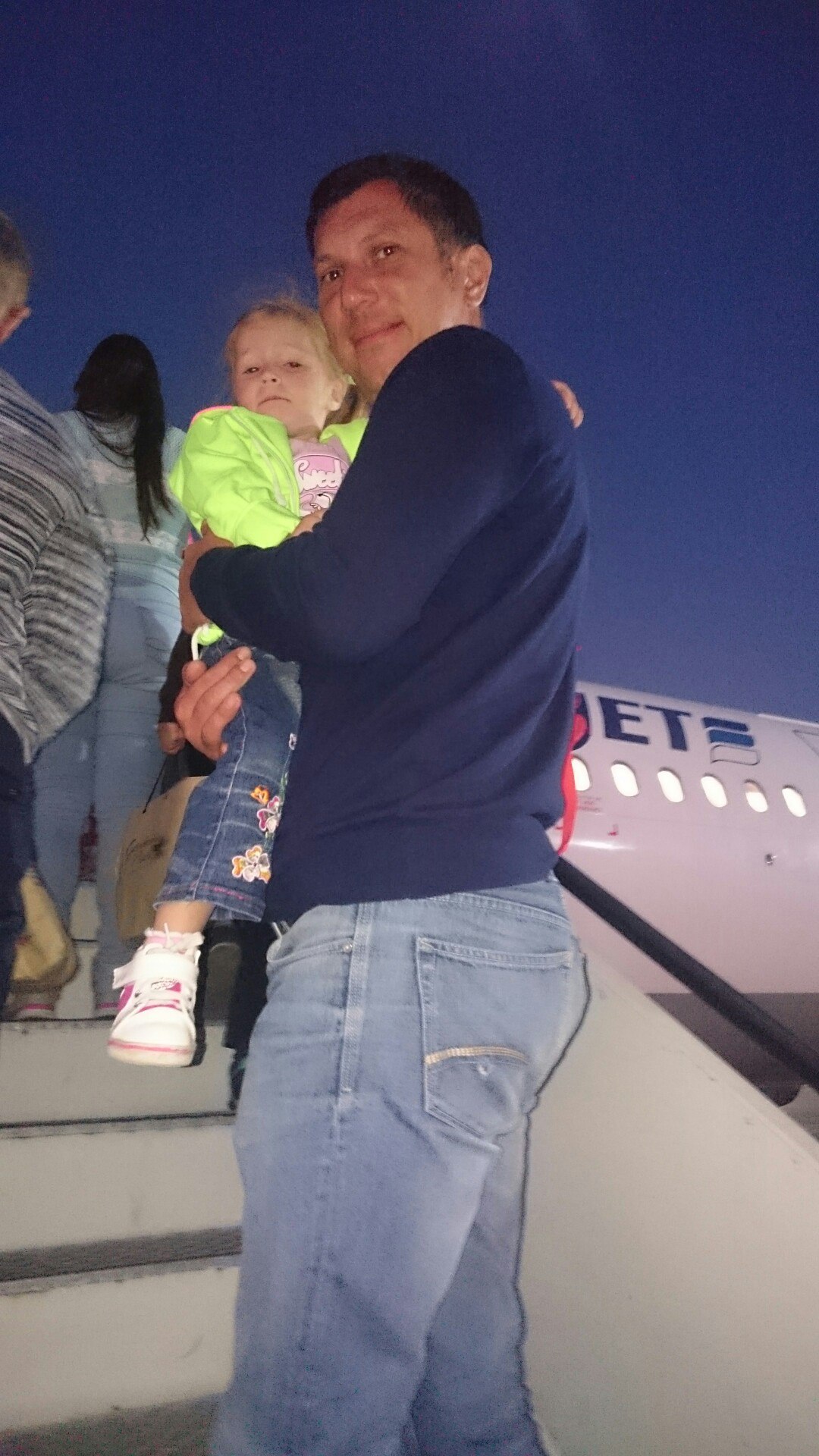 Mother posted picture of husband and daughter boarding Russian flight #7K9268, which crashed on 10/31/15 (caption read “We’re going home.”)