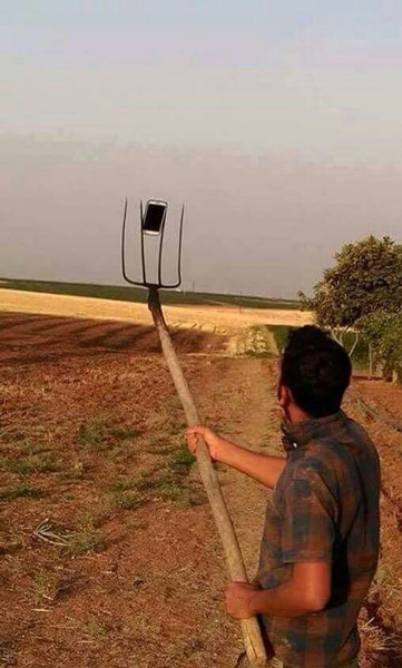 20 People Who Improvised With Their Own Selfie Stick Alternative