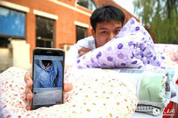 In 2015, Chinese student Long Yi made a fortune selling quilts used by female students to their male admirers on campus. He was inspired by a graduate who sold her own quilt within minutes of posting it online. He did the math and realized that the market was rife with buyers, so he spent his savings on dozens of old quilts belonging to female students who are graduating from Qinghua University, where Long is a junior.
He posted all the quilts online and sold most of them in one day and raked in 10,000 yuan ($1,600). Demand is so high that he has set up a stall on campus to complement his online sales. Believe it or not, lovestruck young men are lining up for the chance to cuddle with quilts that once belonged to the women of their dreams.

“It's such a bargain because they were used by the girl I have adored for three years,” said student Xiao Lei, who spent over $100 on a quilt. “Now that she's graduating, I'll have her quilt as a souvenir.”