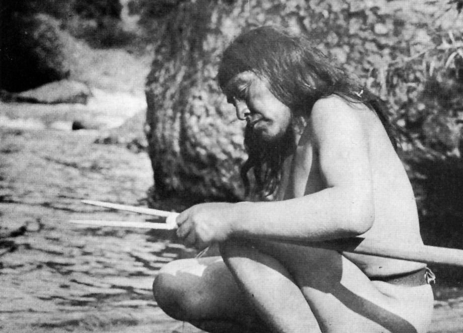 In 1911 a lone man emerged from the wilderness in California, the last member of his tribe and also “the last wild Indian”. With the help of university professors he was able to preserve parts of his language and culture