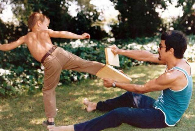 Bruce Lee teaching his son Brandon how to kick 1971