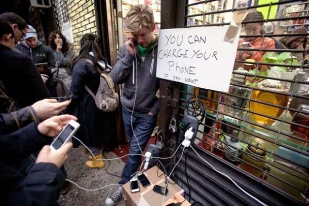 When the devastating hurricane Sandy hit the US in October 2012, this store owner helped people without power charge their phones and computers for free.