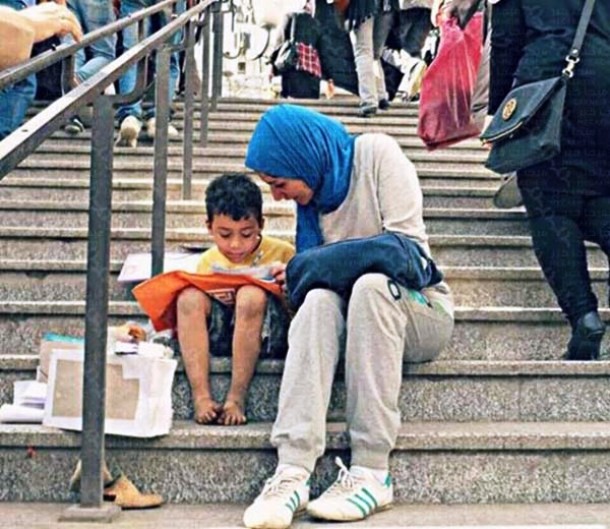 This young Egyptian woman spends her time teaching a street vendor’s child how to read and write every day after exiting the subway.