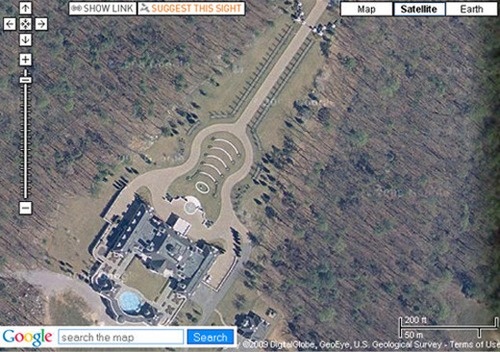 Have you ever seen the guitar-shaped mansion?

This is a stunning huge estate into the shape of a gigantic guitar when viewed in Google Earth in Alabama.