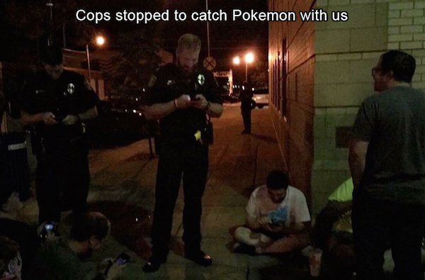 Pokémon GO - Cops stopped to catch Pokemon with us