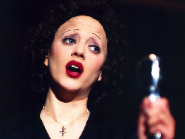It took Cotillard 5 hours to turn into French cabaret singer Edith Piaf.
