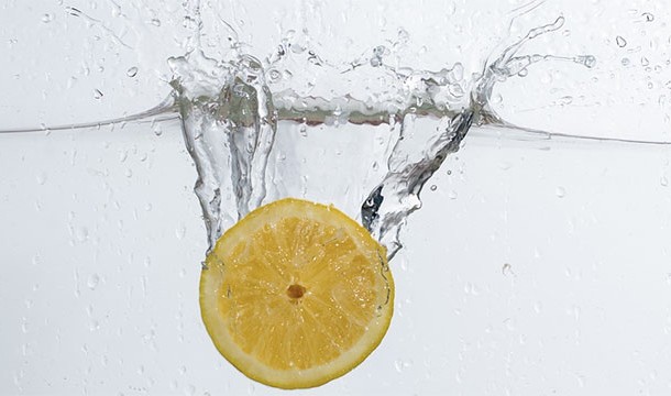 In the United States, water is almost always free. You can ask for it to come with a lemon. And there is always sugar at the table. Instant lemonade.