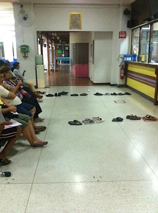 How they wait in line in Thailand