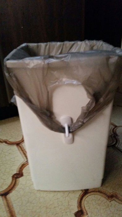 Place picture hooks onto the sides of a trash can to keep the handles of the trash bag down.
Taking out and replacing the trash bag has never been easier.