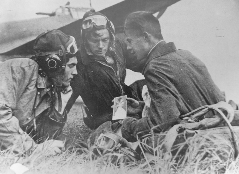 A Soviet pilot showing the photo of his girlfriend, 1944