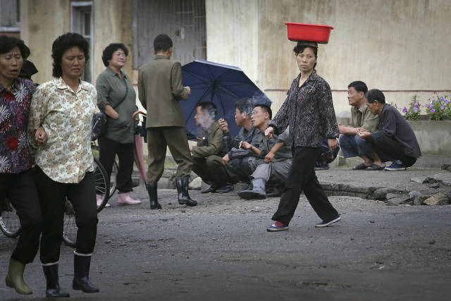 Here we see a picture of actual life on the streets of Wonsan, North Korea. 
Photos like these are normally kept under wraps.