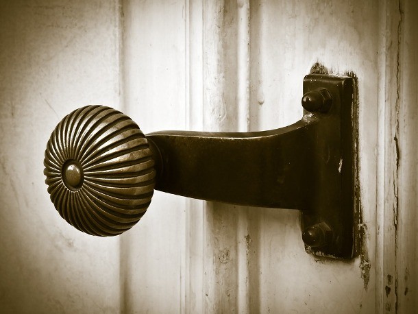 By screwing old door knobs on a wall, you get great towel or clothes hangers.