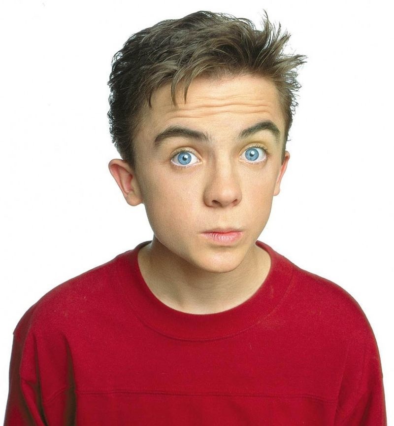 The series revolved around Malcolm played by Frankie Muniz.
Malcolm has an IQ of 165 and attends class for gifted children. In the show, the character Malcolm breaks the fourth wall in that he speaks to the viewer.