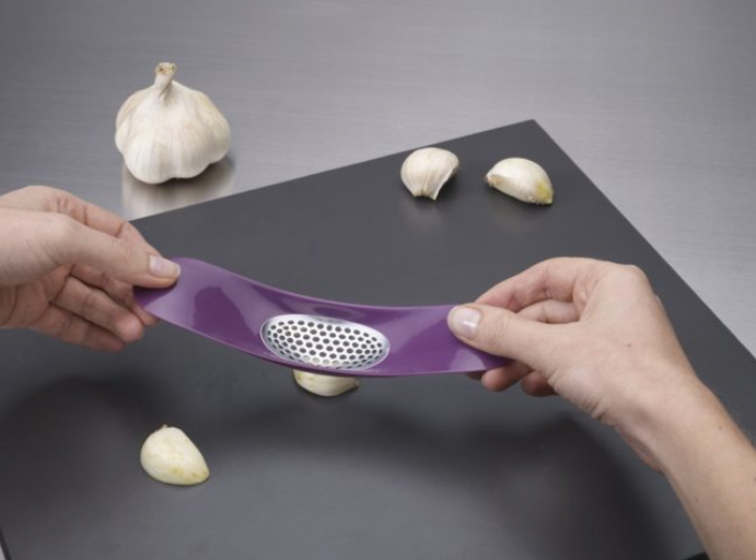 Crushing garlic has never been easier than it is with this garlic rocker.