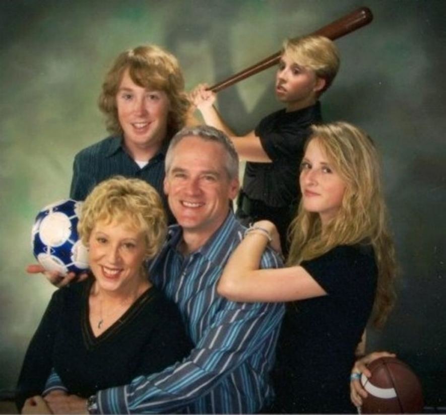 Awkward Family Photos That Failed So Hard It’s A Crime To Laugh