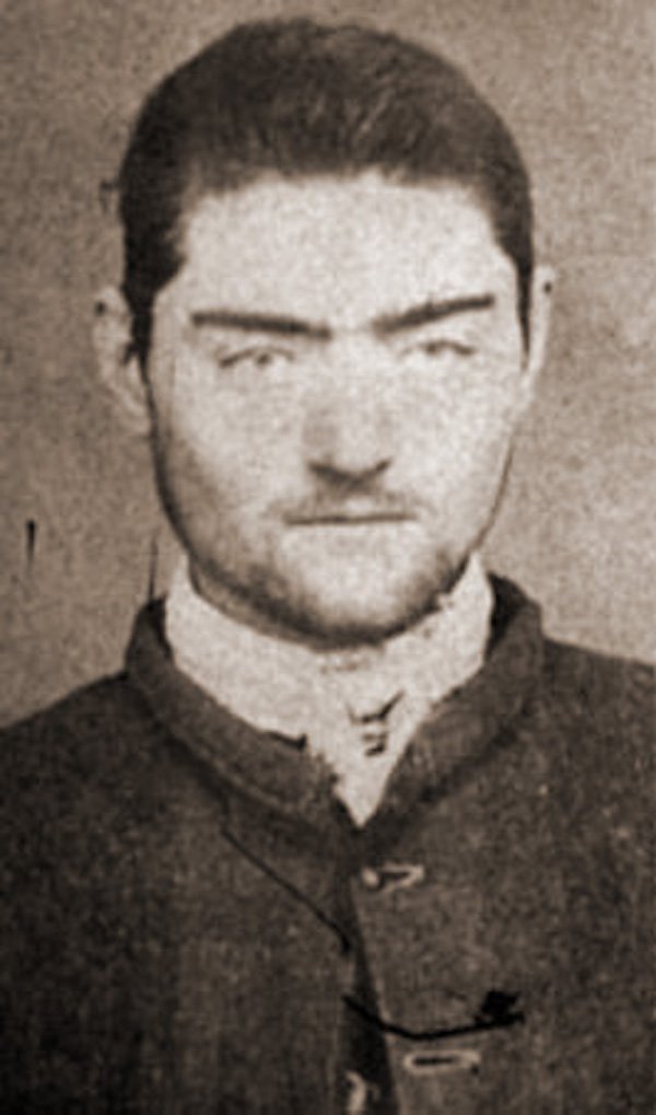 By 16, he was officially an outlaw, joining a band of bushwhackers (convicts who had escaped and came out of the bush to rob and assault), and even got his brother Dan involved. When the police came to their homestead for an arrest, Ned shot at the police and he and his brother escaped, so they arrested and imprisoned their mother instead.
This helped develop Kelly’s hate for the police and a belief that he and his family were being unfairly targeted.