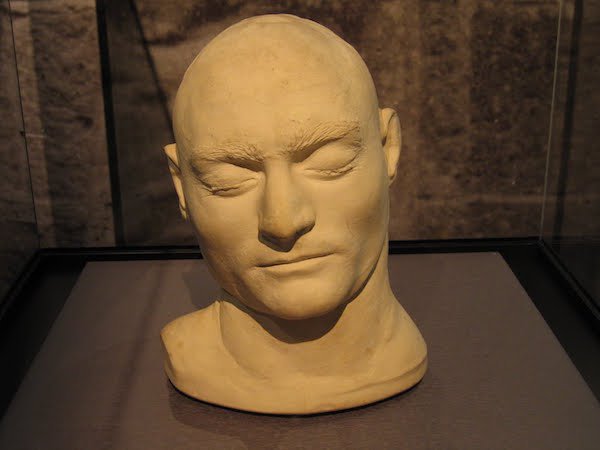 After his death, his face and head were shaved and a death mask was made, to be put on display as a sign of what a criminal looks like, while his skull was put on display at the prison.