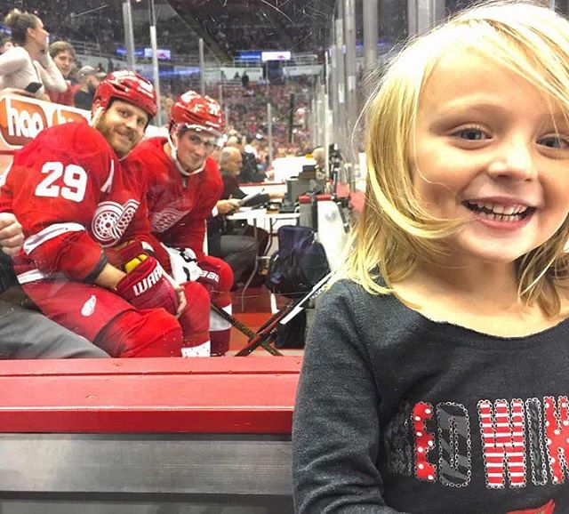 Little fan gets photobombed by Detroit Red Wings players