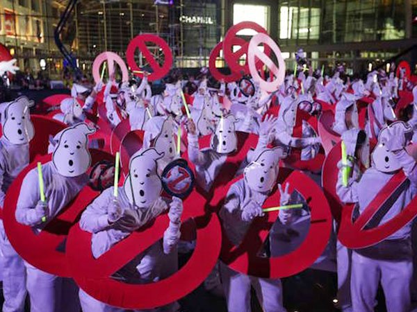 World’s Largest Gathering of Ghosts.
During a 2016 red carpet release of the new Ghostbusters film, a group of 263 individuals got together and decided they’d dress as the iconic Ghost from the movies logo. What they didn’t realize is that they set the record for most people dressed as ghosts in one location.