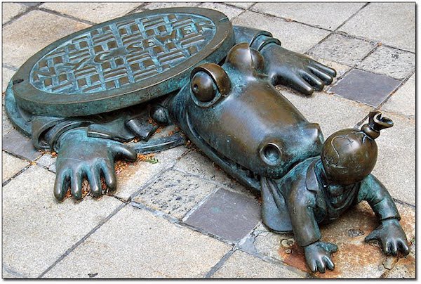 The Alligators in the Sewers
United States, 1960s
All of a sudden, legends began spreading in New York City that the sewers were full of alligators that had grown to large proportions after being dumped by pet owners. Although there have been verified reports of an actual alligator or two, they aren’t obscenely large and there aren’t hundreds of them, and they definitely won’t come crawling up your toilet.