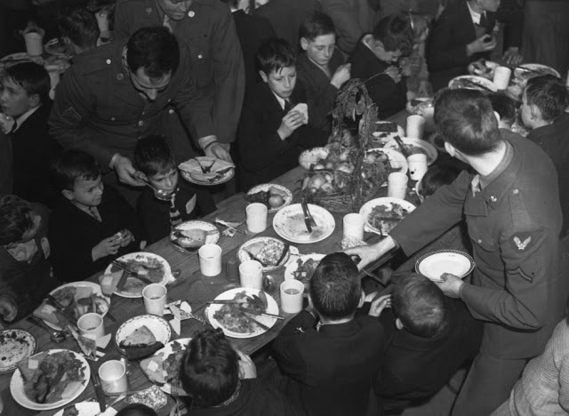 American troops in London hosted a Thanksgiving meal for 200 local kids at the U.S. Headquarters in 1942.