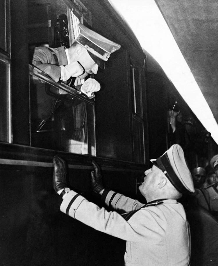 Adolfo Hitler talking to Mussolini through the window of a train in Brennero, 1940