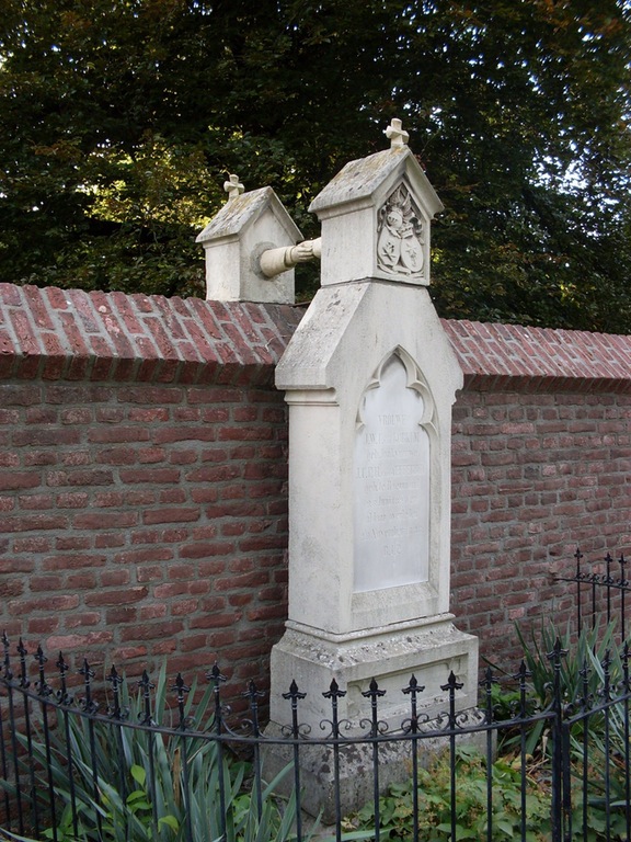 A Catholic wife and a Protestant husband figured out how to rest together from two different cemeteries