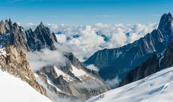 Unnamed British climber.
When a British climber along with his crew descended Mount Blanc, they noticed an avalanche coming their way. While his friends managed to reach safety in time, this man wasn’t so lucky. But thanks to his survival instincts, he began to reach the top of the avalanche. When the avalanche descended 700 meters, he had almost reached the surface and escaped death without any serious injuries.