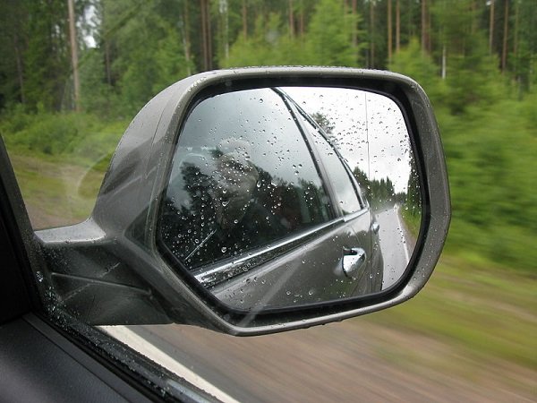 Covering your side mirrors with big Ziploc bags will prevent them from freezing overnight.