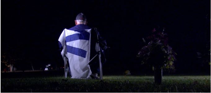Man drives 600 miles to his father's grave and listens to the cubs win the world series with his father.