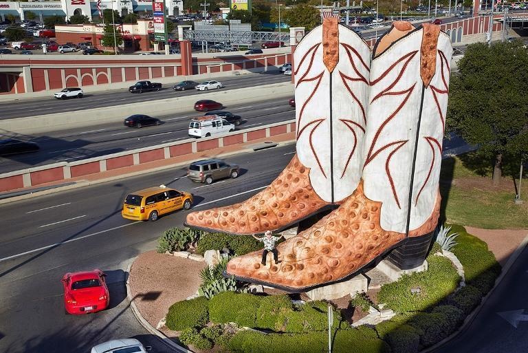 Want to see the largest cowboy boots in the world?
Well then you'd better head over to Texas. Surprise, surprise, right? They say everything is bigger in Texas and this is a good example. Bob Wade made this set of boots that are more than 35 feet high!