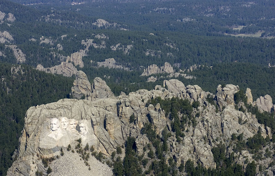 22 Famous Landmarks Zoomed Out To Show Their Surroundings